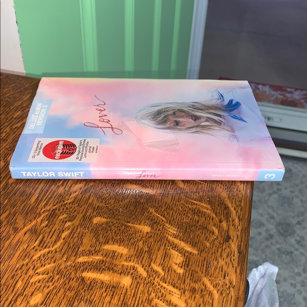 NWT - Taylor Swift Lover Journal Entries volume 3 - Lover CD included - Picture 4 of 4